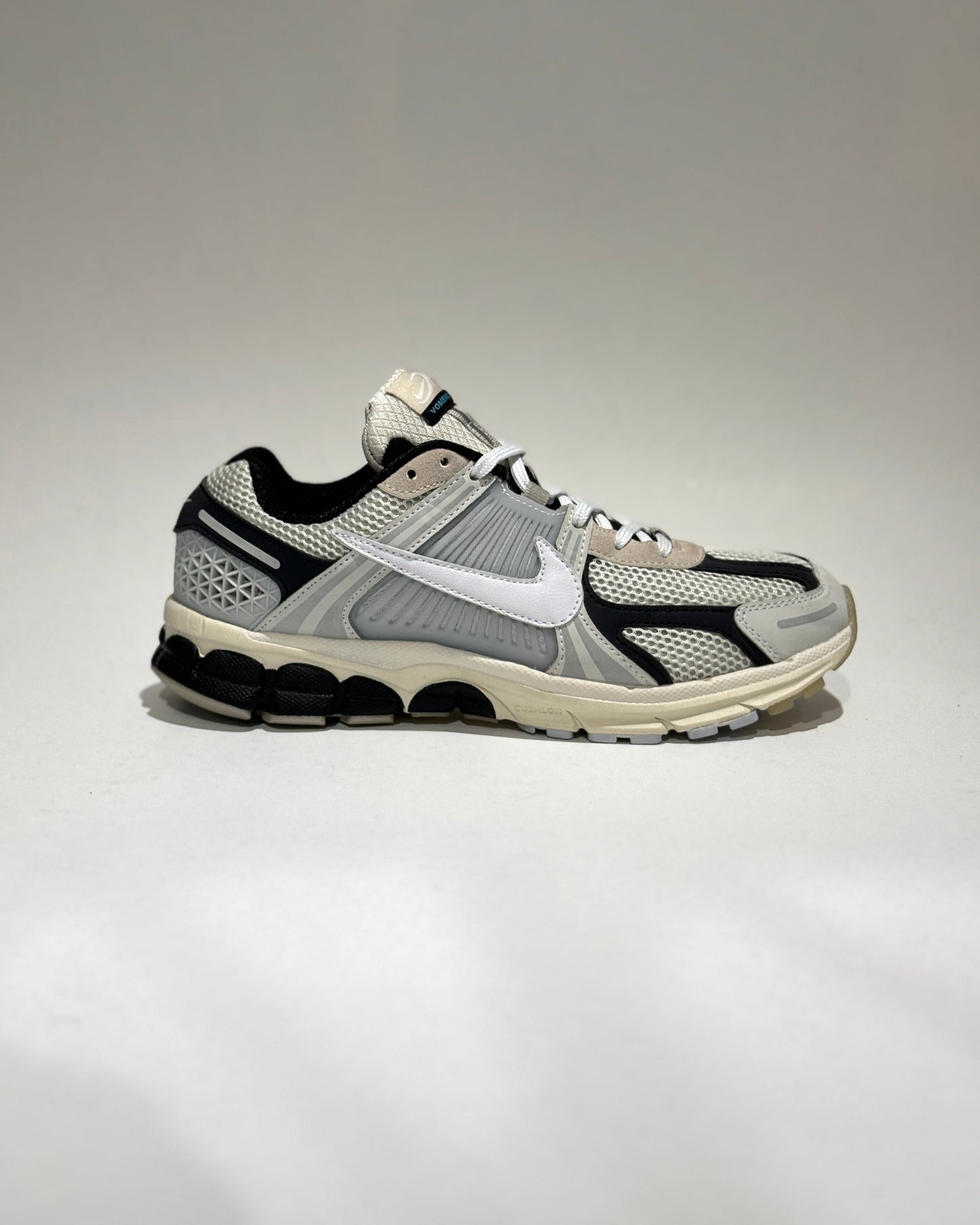Air Zoom Vomero 5 Negro-Gris