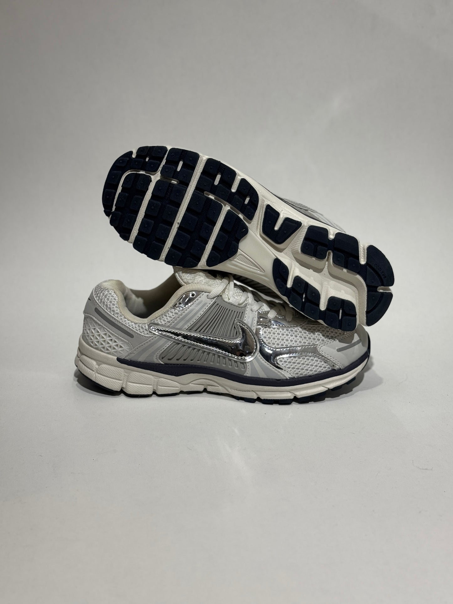 Air Zoom Vomero 5 Plateado