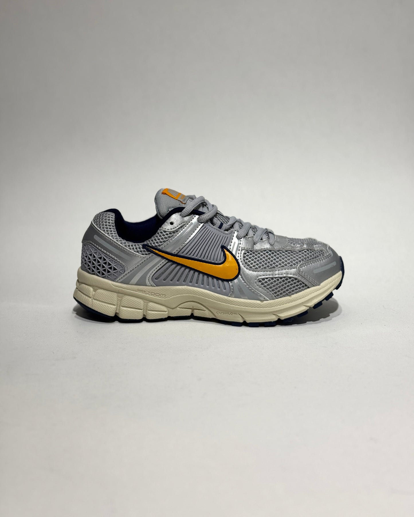 Air Zoom Vomero 5 Negro-Naranja
