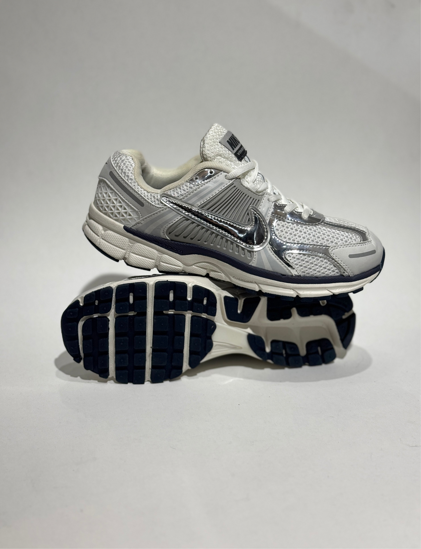 Air Zoom Vomero 5 Plateado