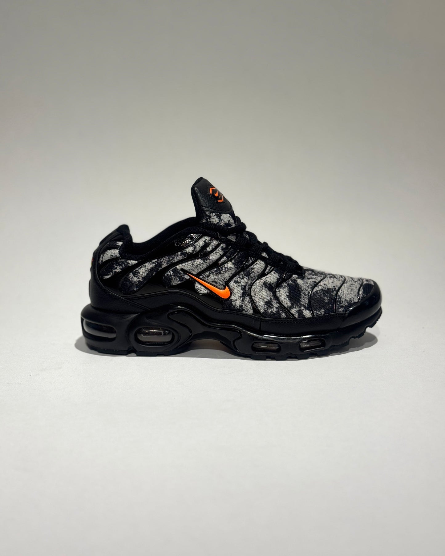 Air Max Tn Plus Negro-Naranja