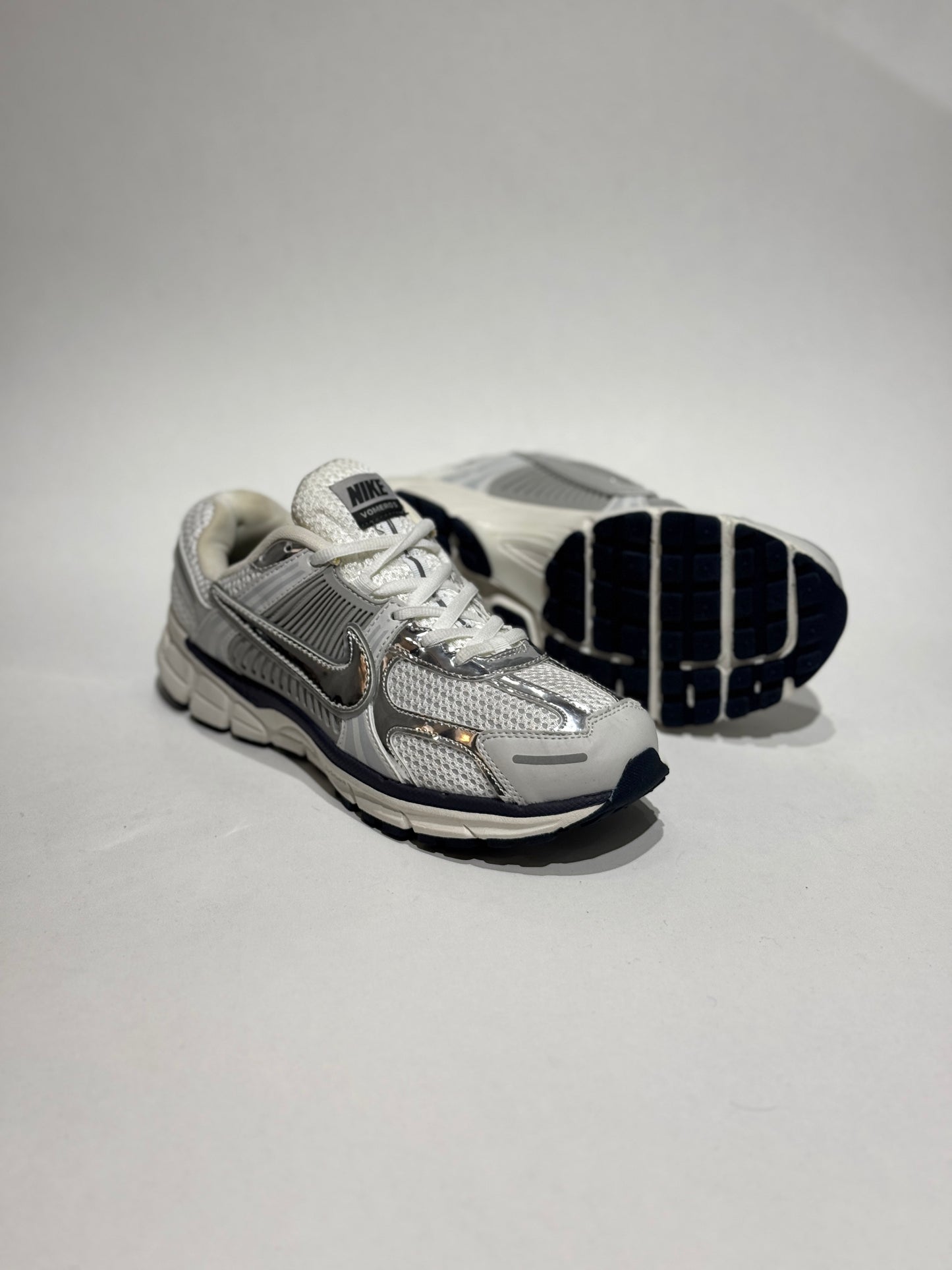 Air Zoom Vomero 5 Plateado
