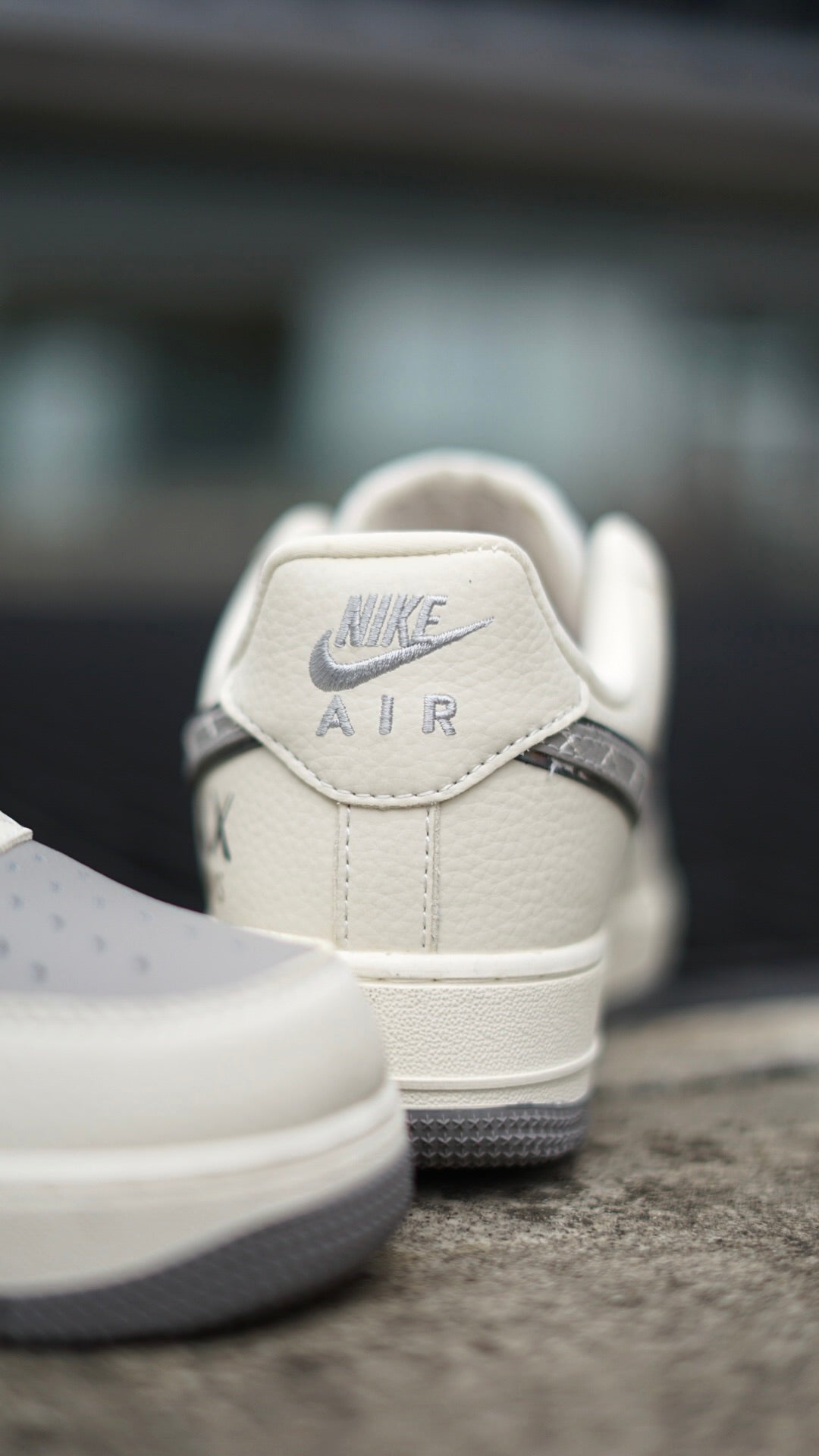 Nike air force 1 kaws gris