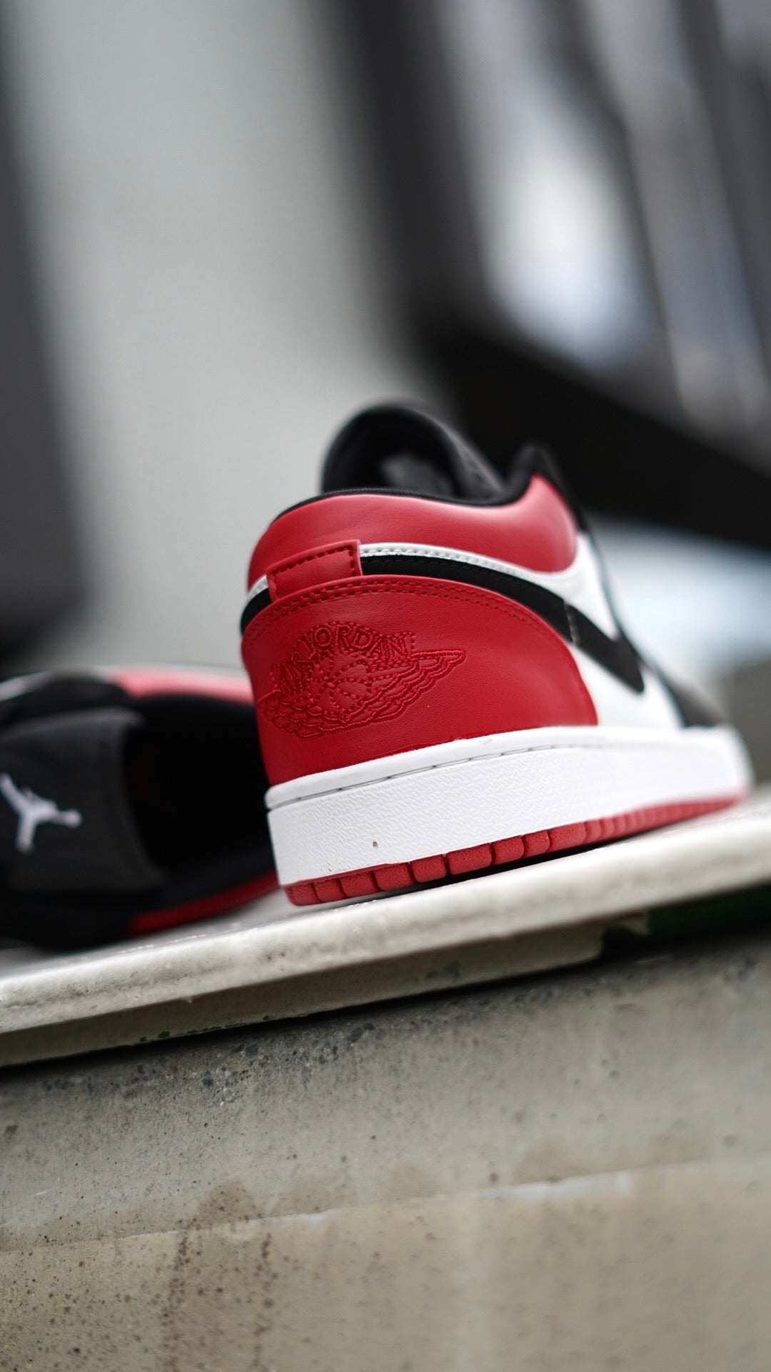 Jordan R1 low roja con blanco y negro