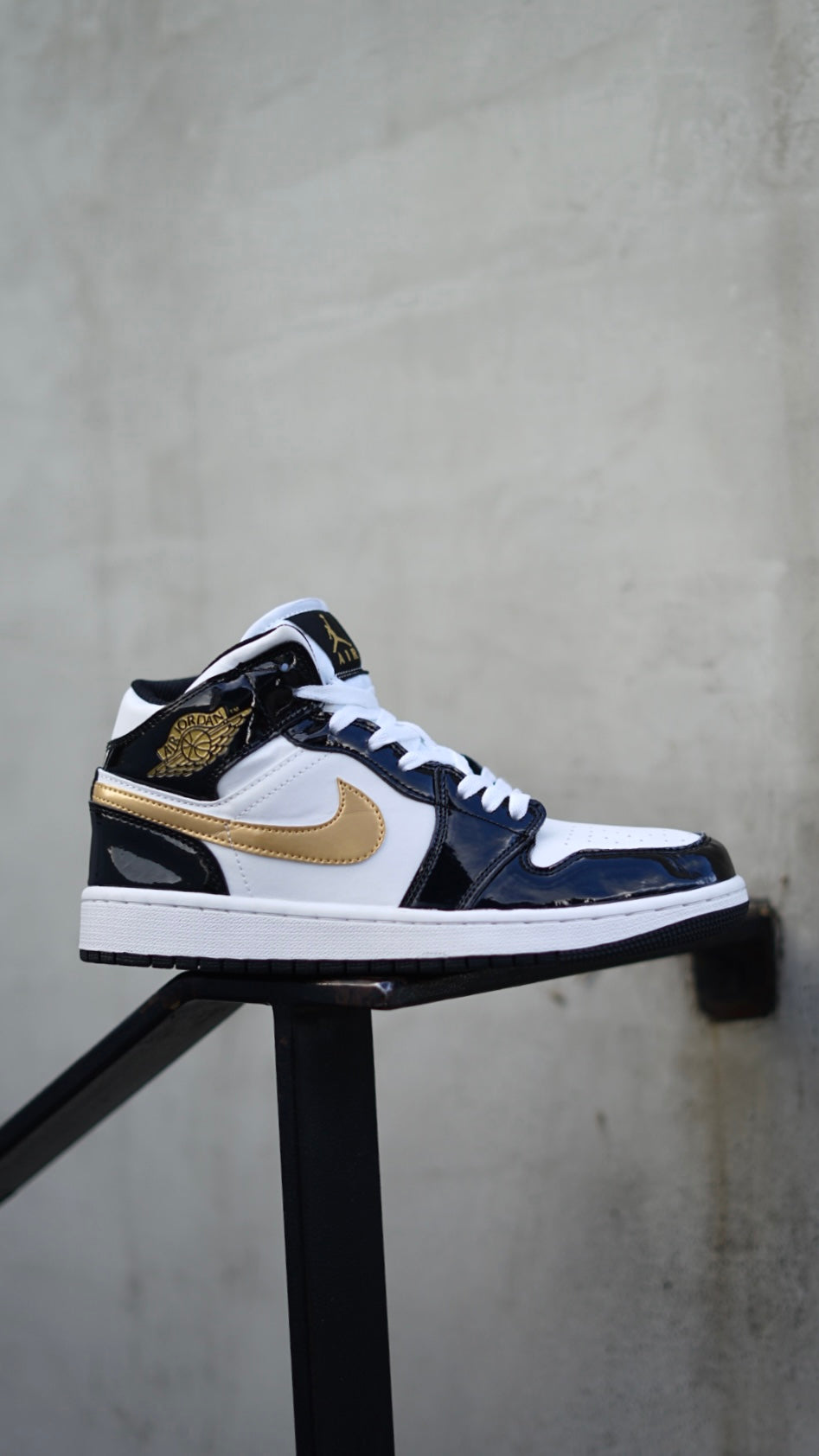 Air Jordan Retro 1 Mid SE Patent Negro-Dorado
