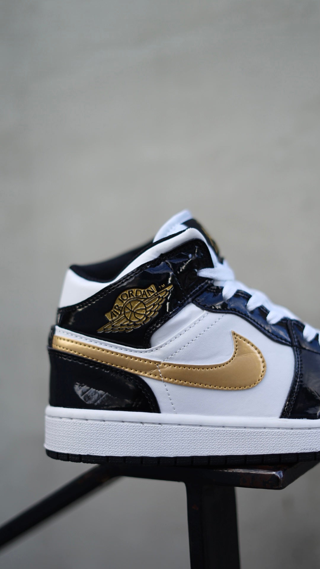 Air Jordan Retro 1 Mid SE Patent Negro-Dorado