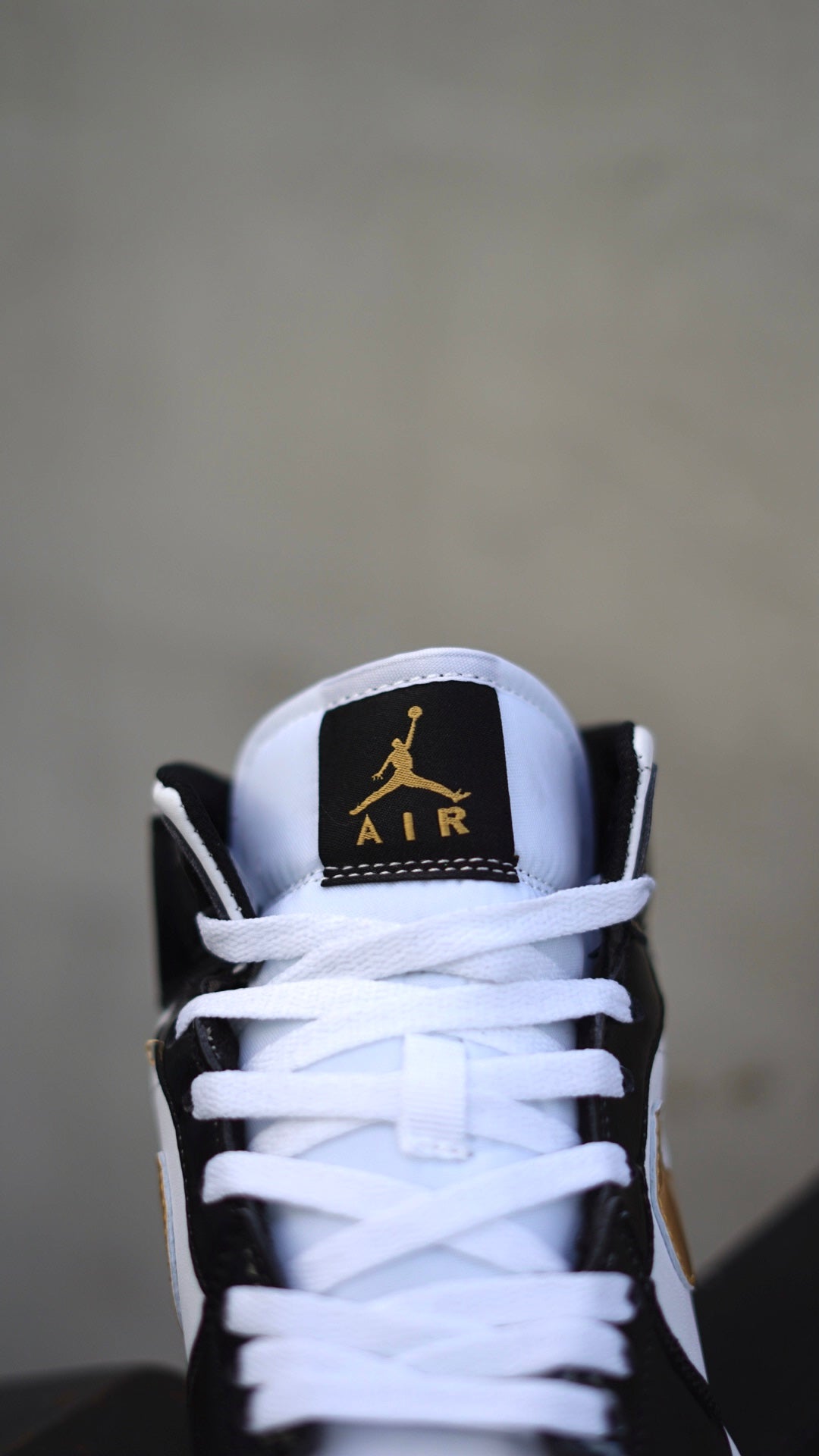 Air Jordan Retro 1 Mid SE Patent Negro-Dorado