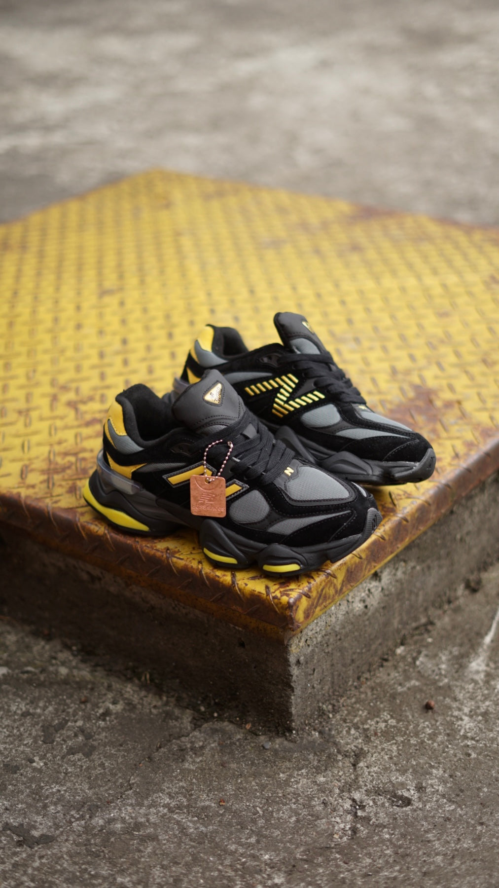 New Balance 9060 Negro-Amarillo