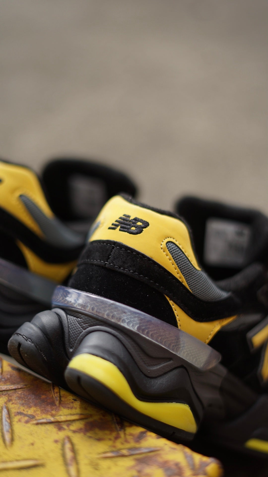 New Balance 9060 Negro-Amarillo