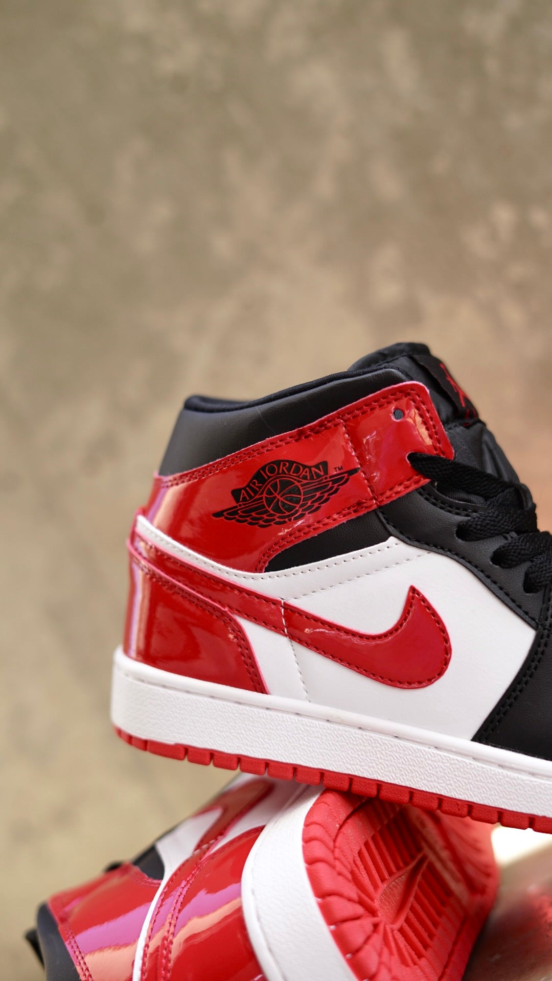 Jordan R1 negra con rojo en charol