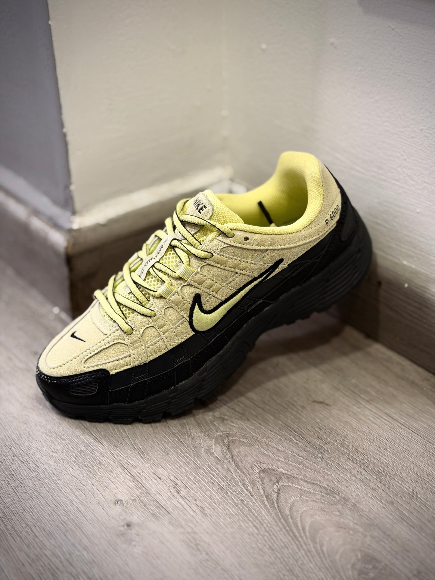 Nike p6000 negra amarilla