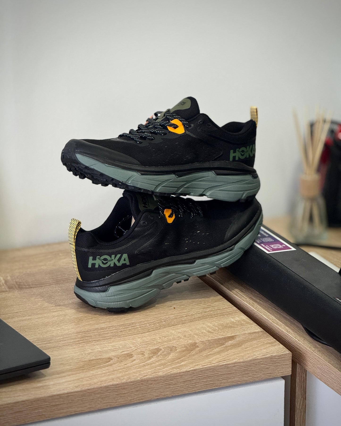 Hoka Challenger ATR 6 Negro-Amarillo