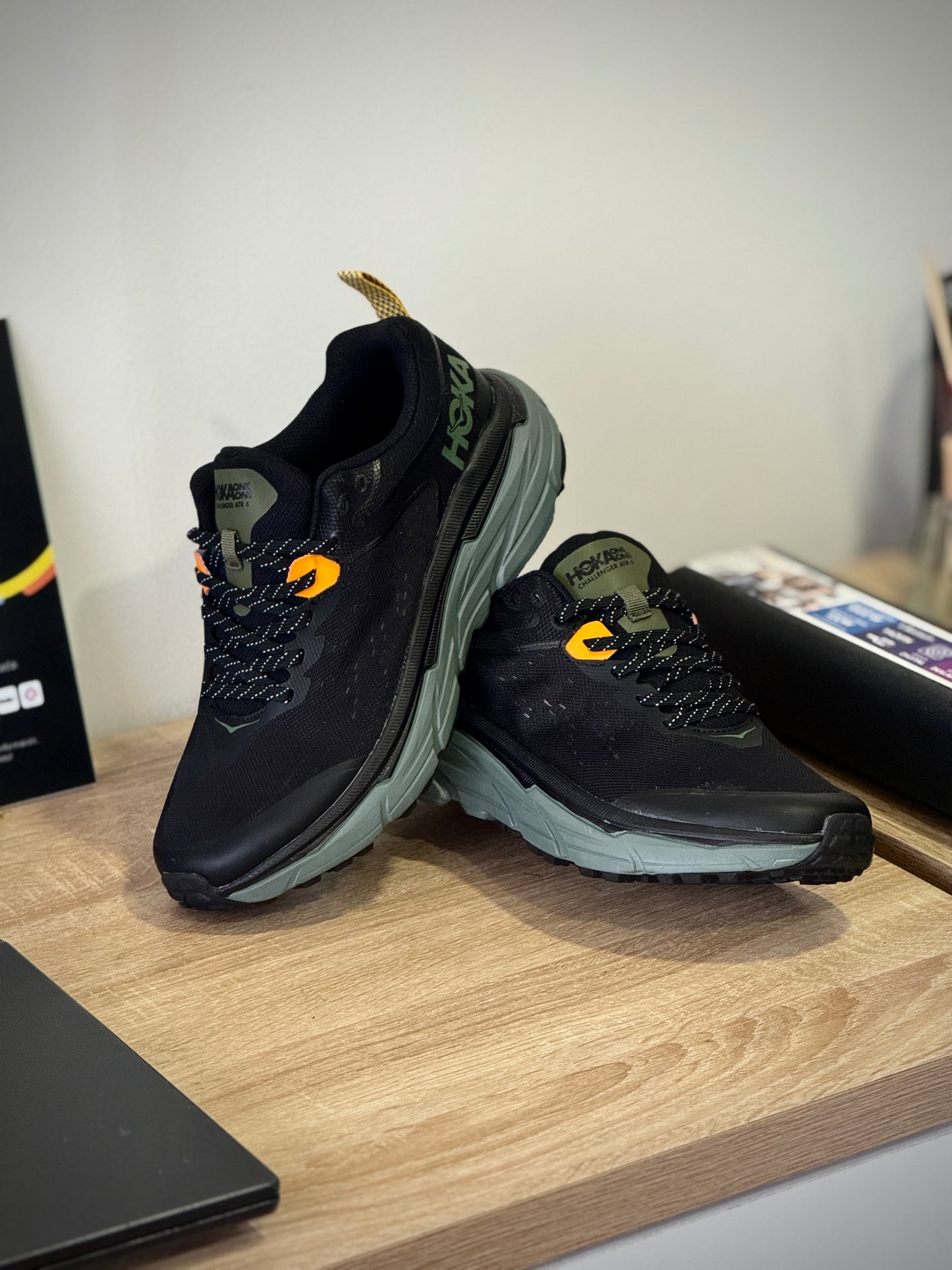 Hoka Challenger ATR 6 Negro-Amarillo