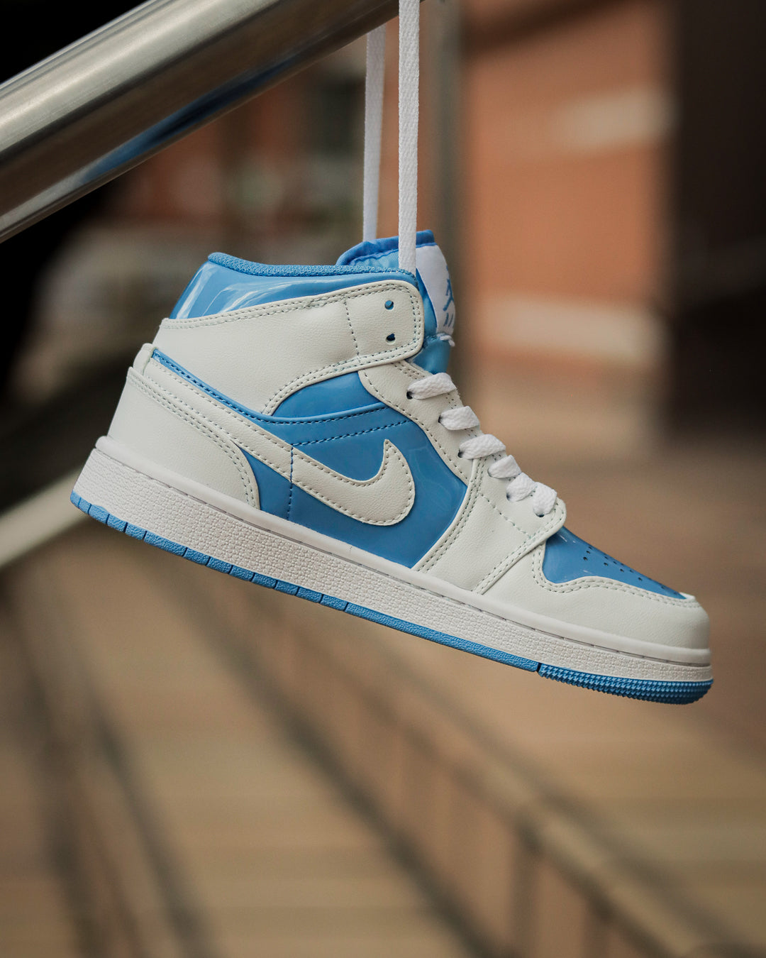 Air Jordan Retro 1 High Charol Blanco-Azul