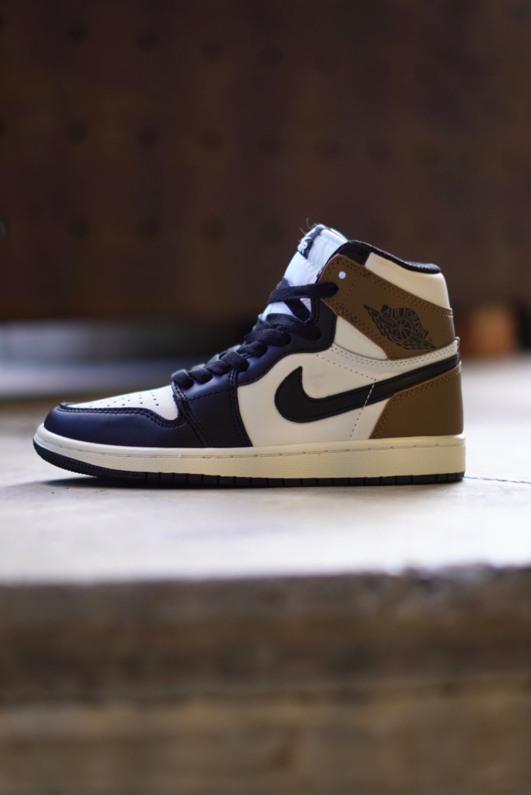 Air Jordan Retro 1 Mid Cafe-Negro
