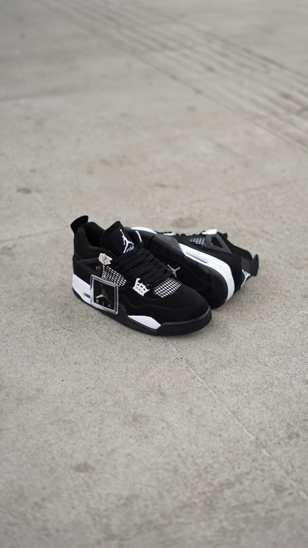 Air Jordan Retro 4 Negra Blanca