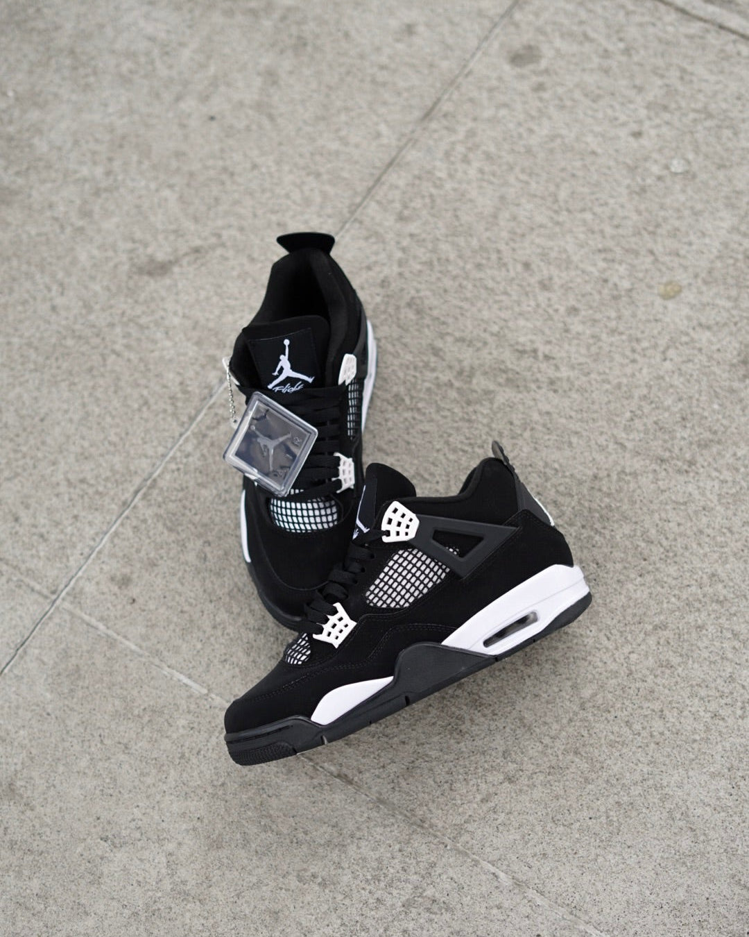 Air Jordan Retro 4 Negra Blanca