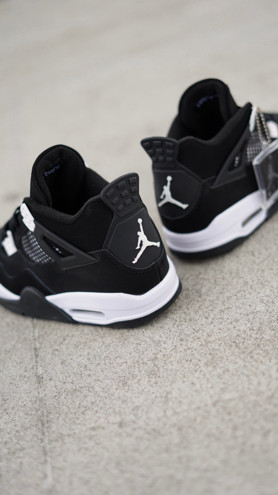 Air Jordan Retro 4 Negra Blanca