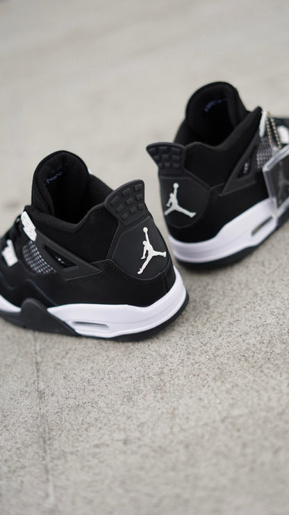 Air Jordan Retro 4 Negra Blanca