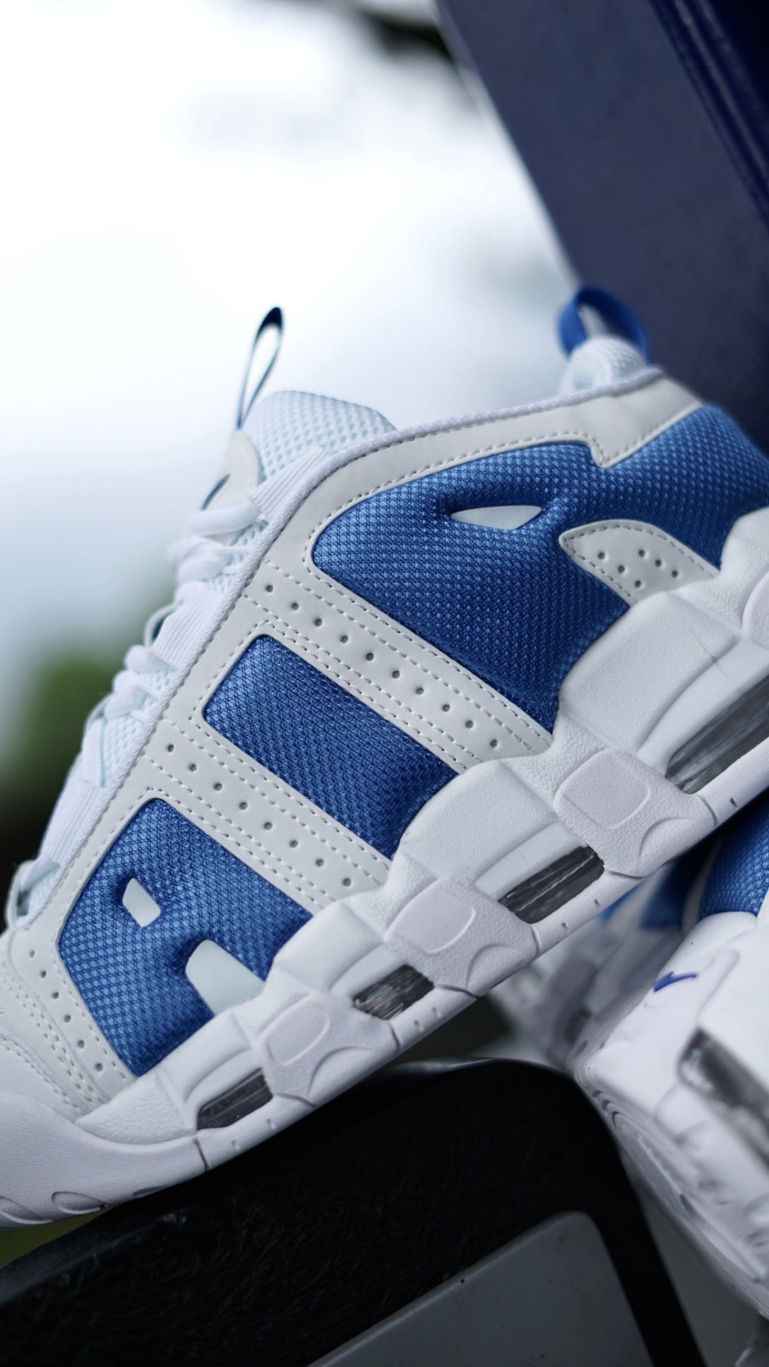 Nike uptempo blanca azul