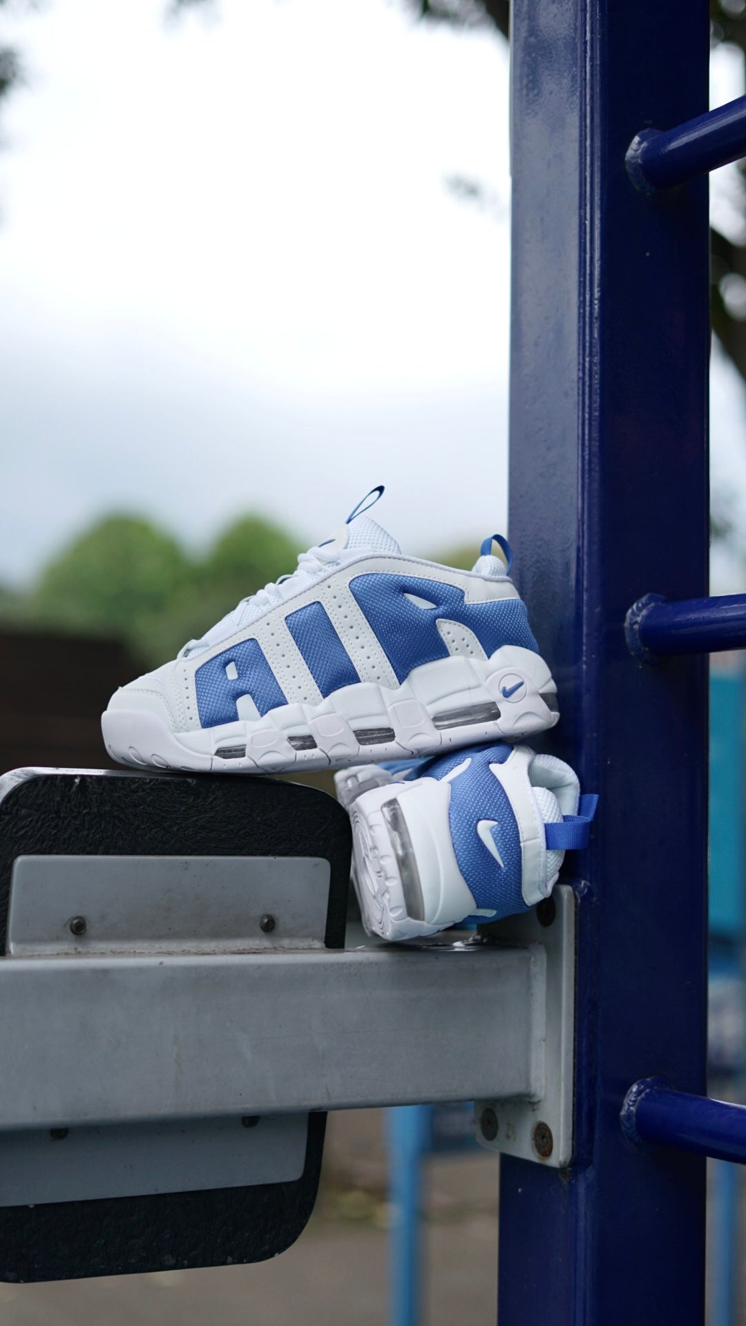 Nike uptempo blanca azul