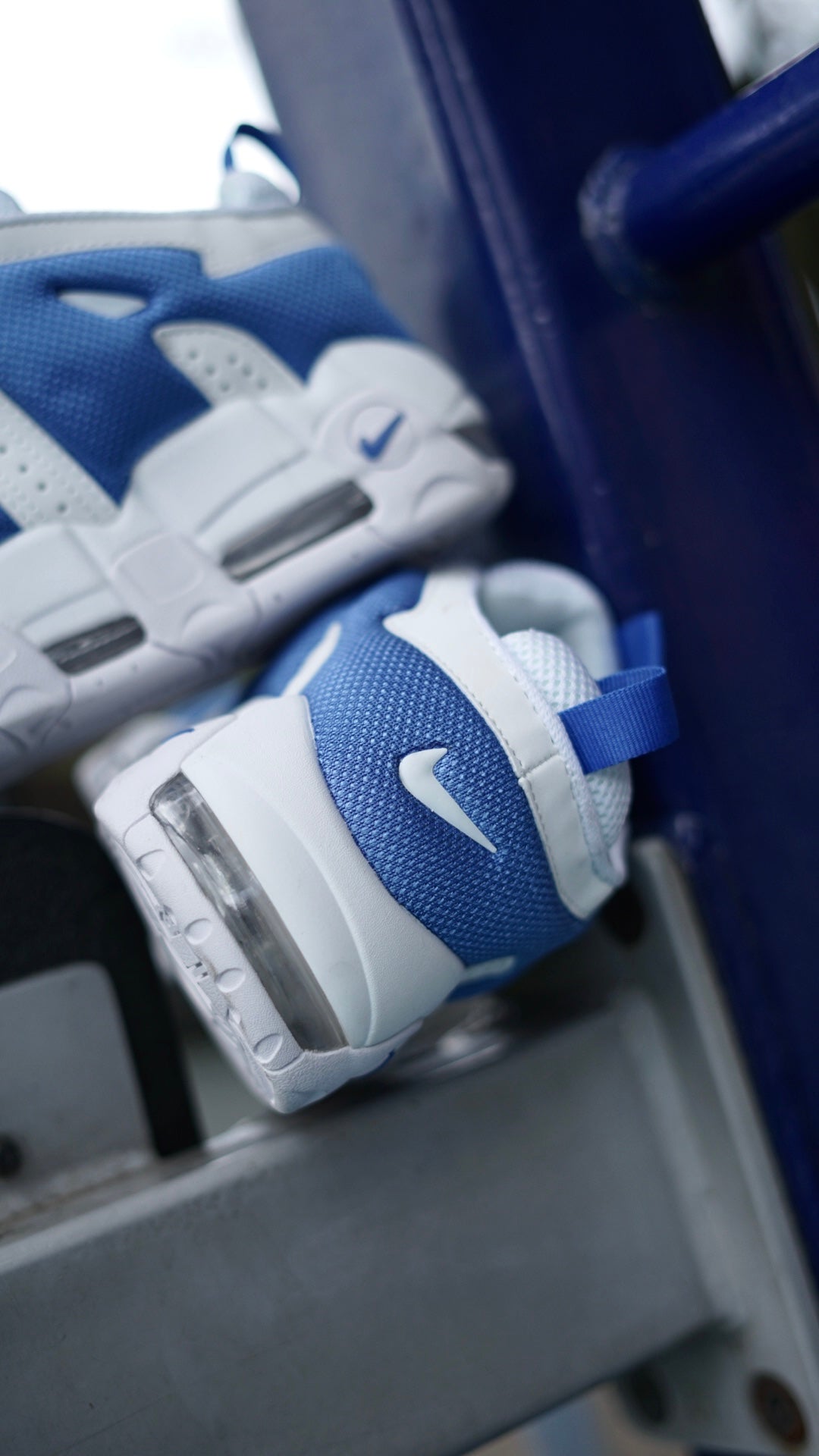 Nike uptempo blanca azul
