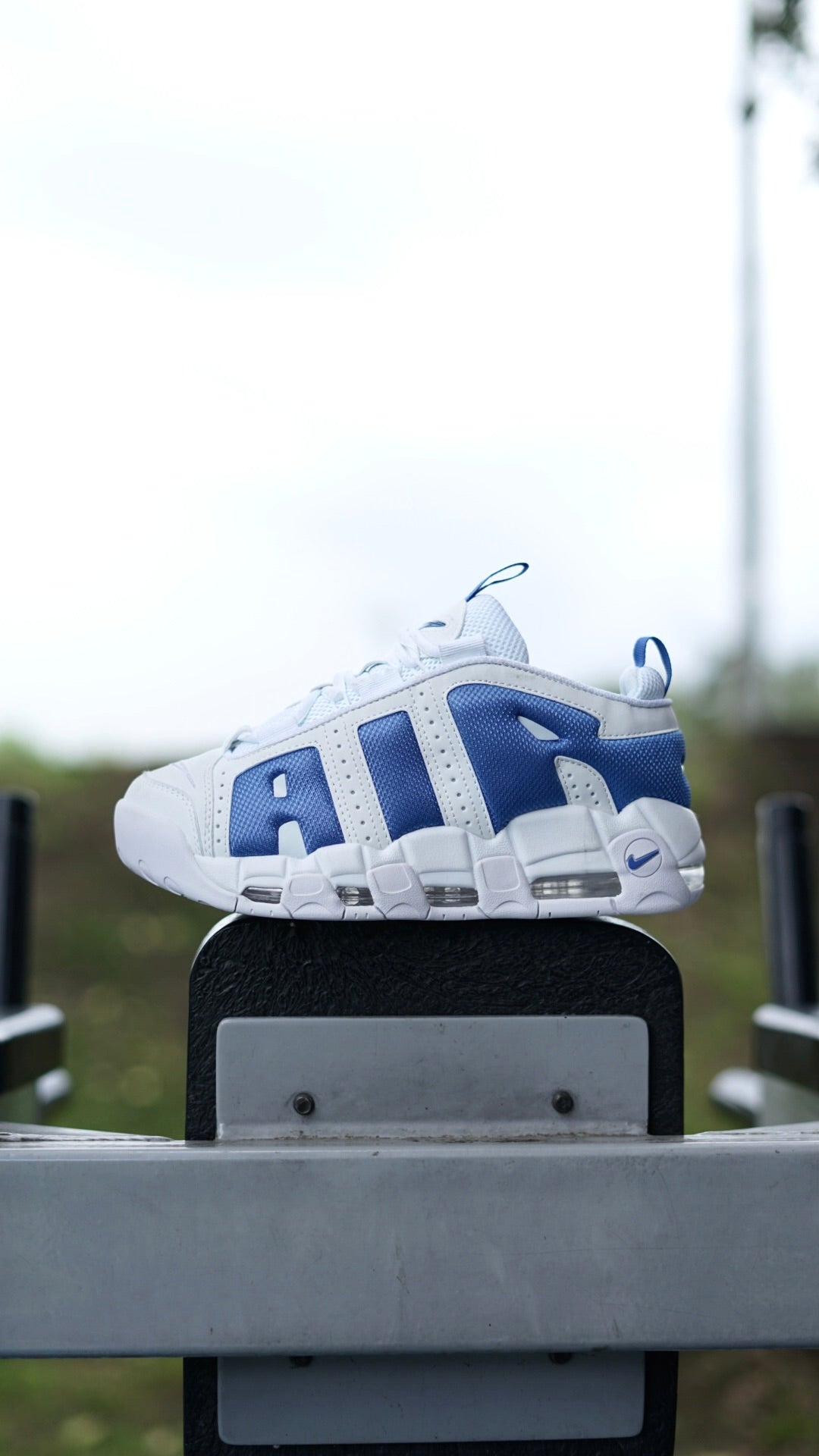 Nike uptempo blanca azul