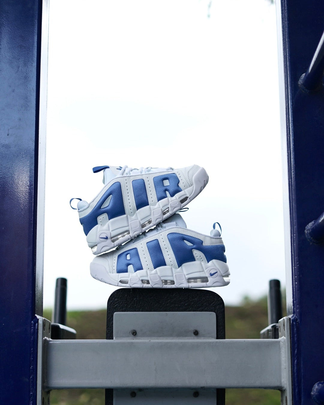 Nike uptempo blanca azul