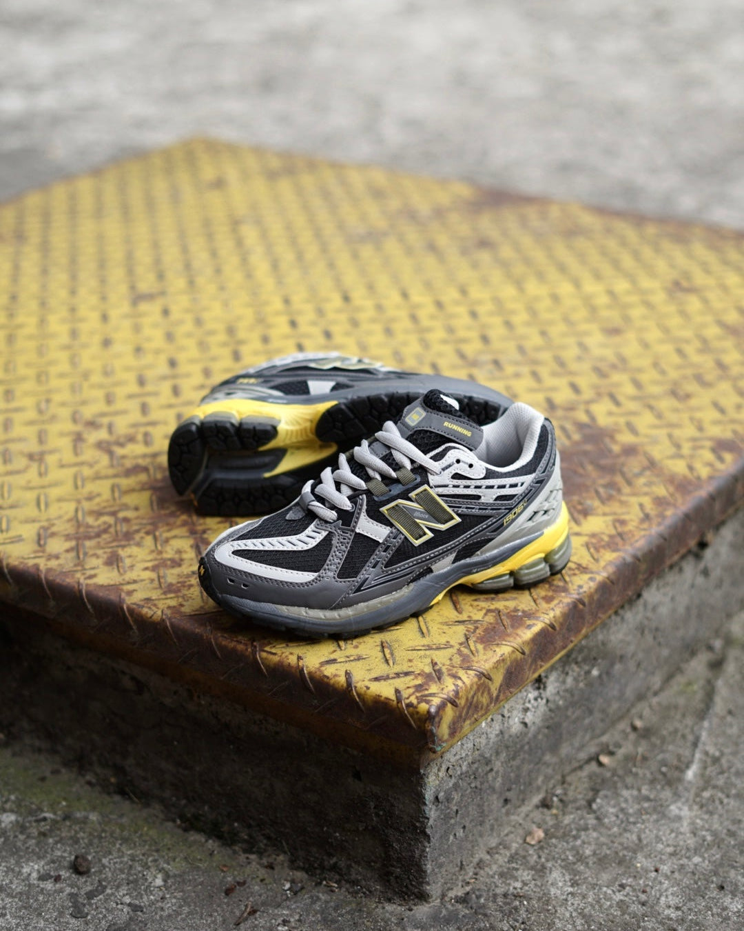 New balance 1906 gris amarilla