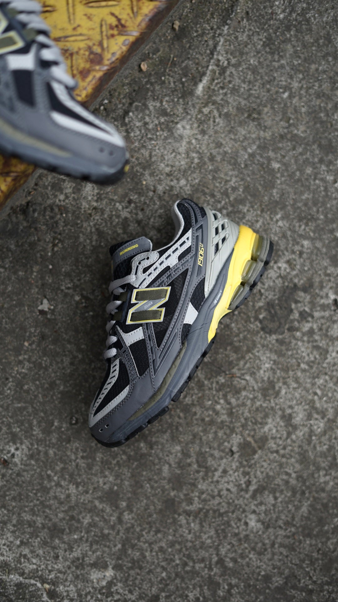 New balance 1906 gris amarilla