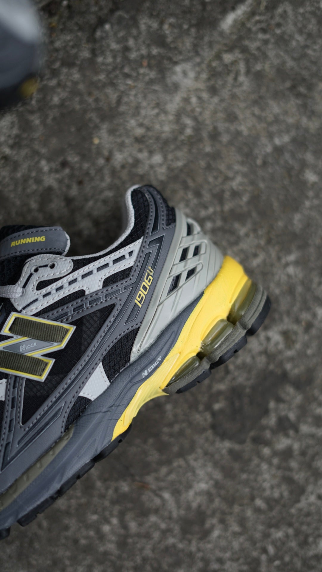 New balance 1906 gris amarilla