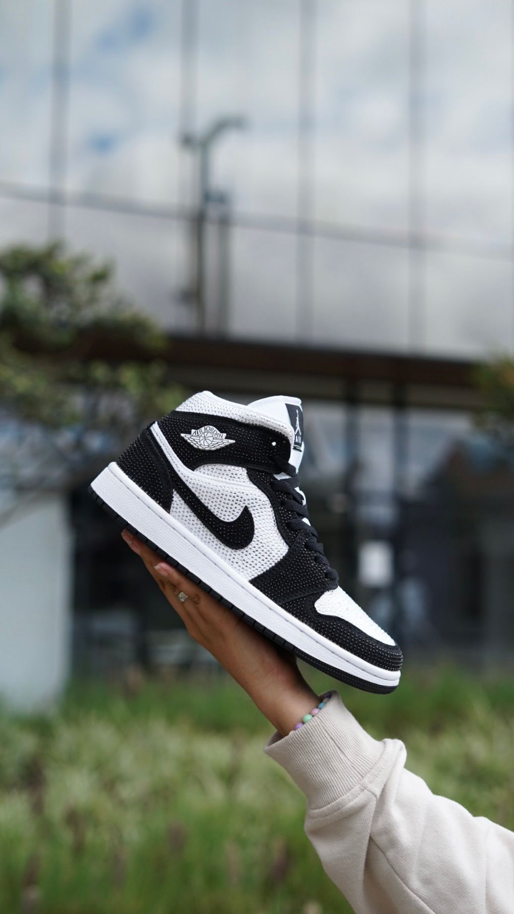 Jordan R1 negra con blanco diamantada