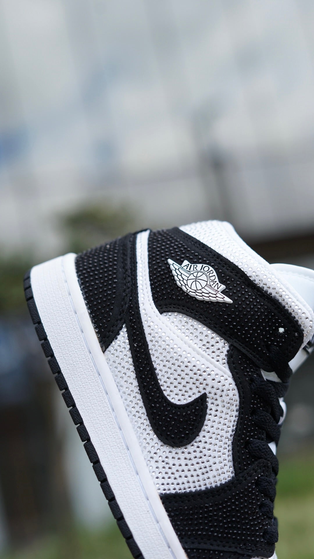 Jordan R1 negra con blanco diamantada