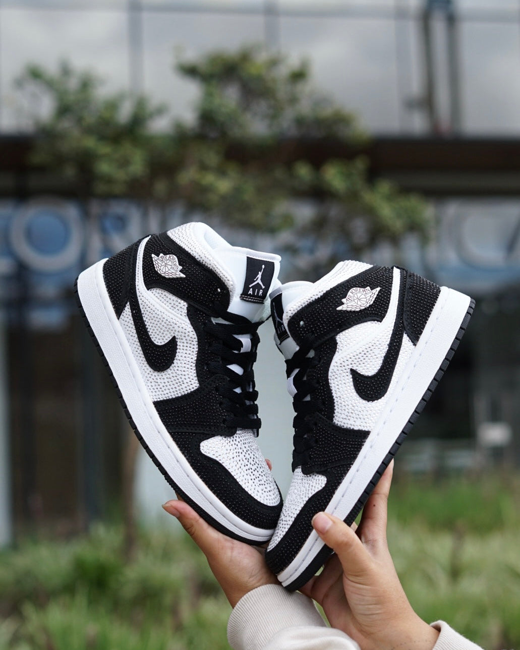 Jordan R1 negra con blanco diamantada