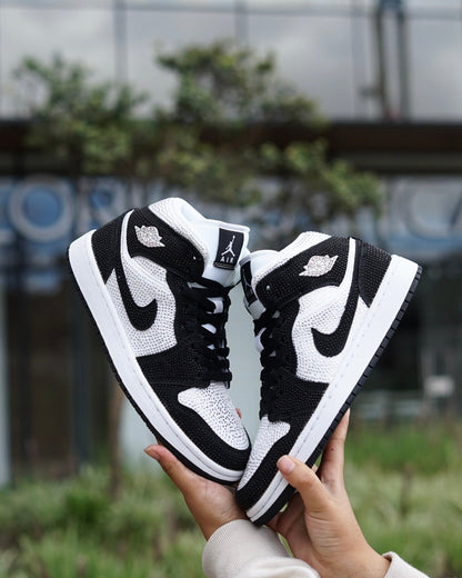 Jordan R1 negra con blanco diamantada