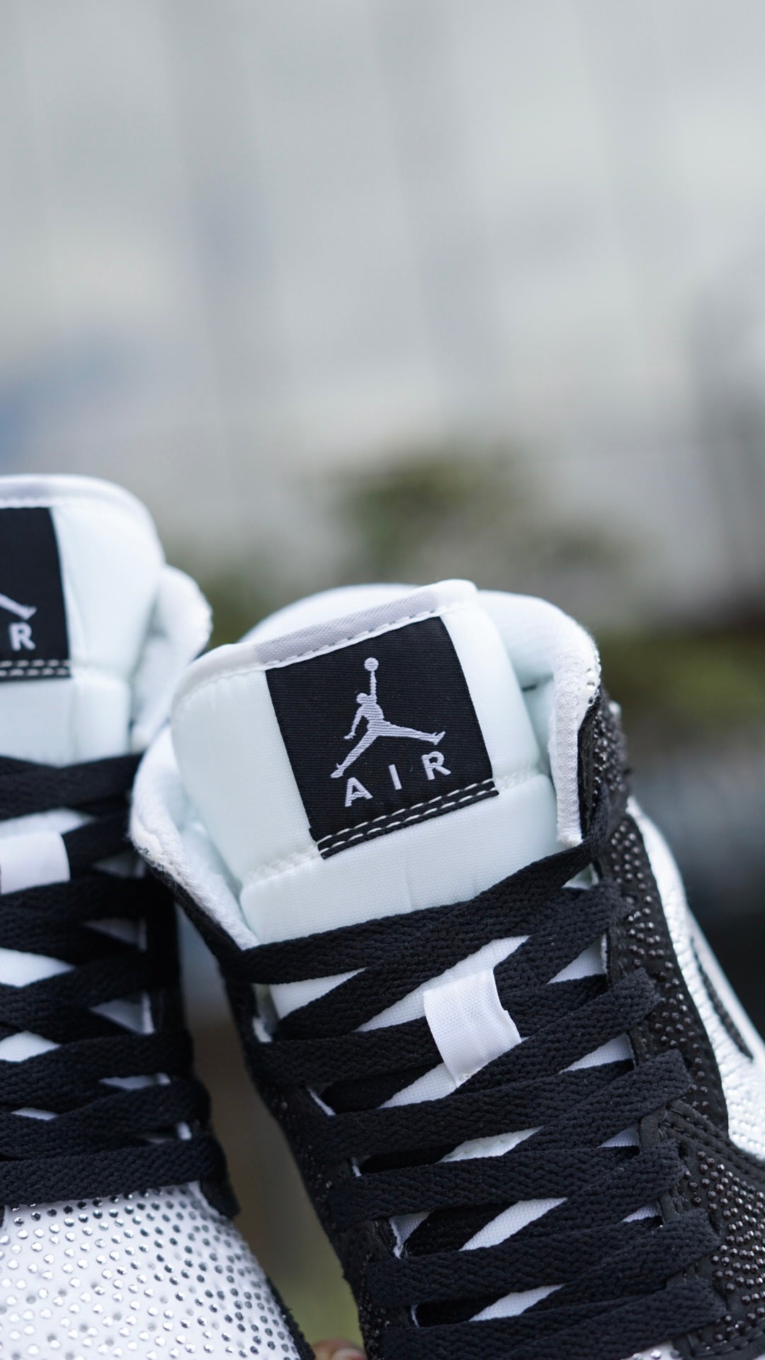 Jordan R1 negra con blanco diamantada