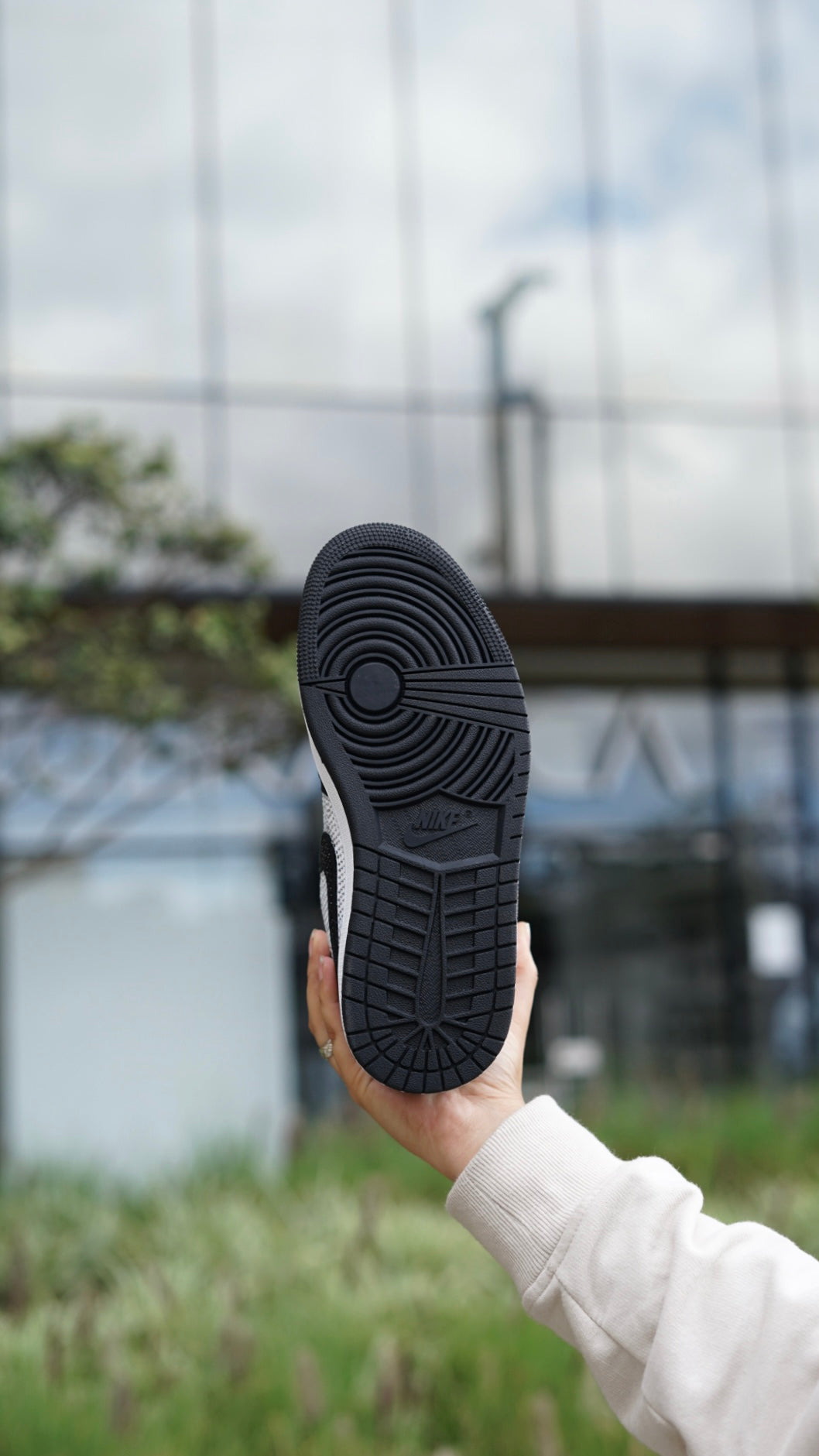 Jordan R1 negra con blanco diamantada