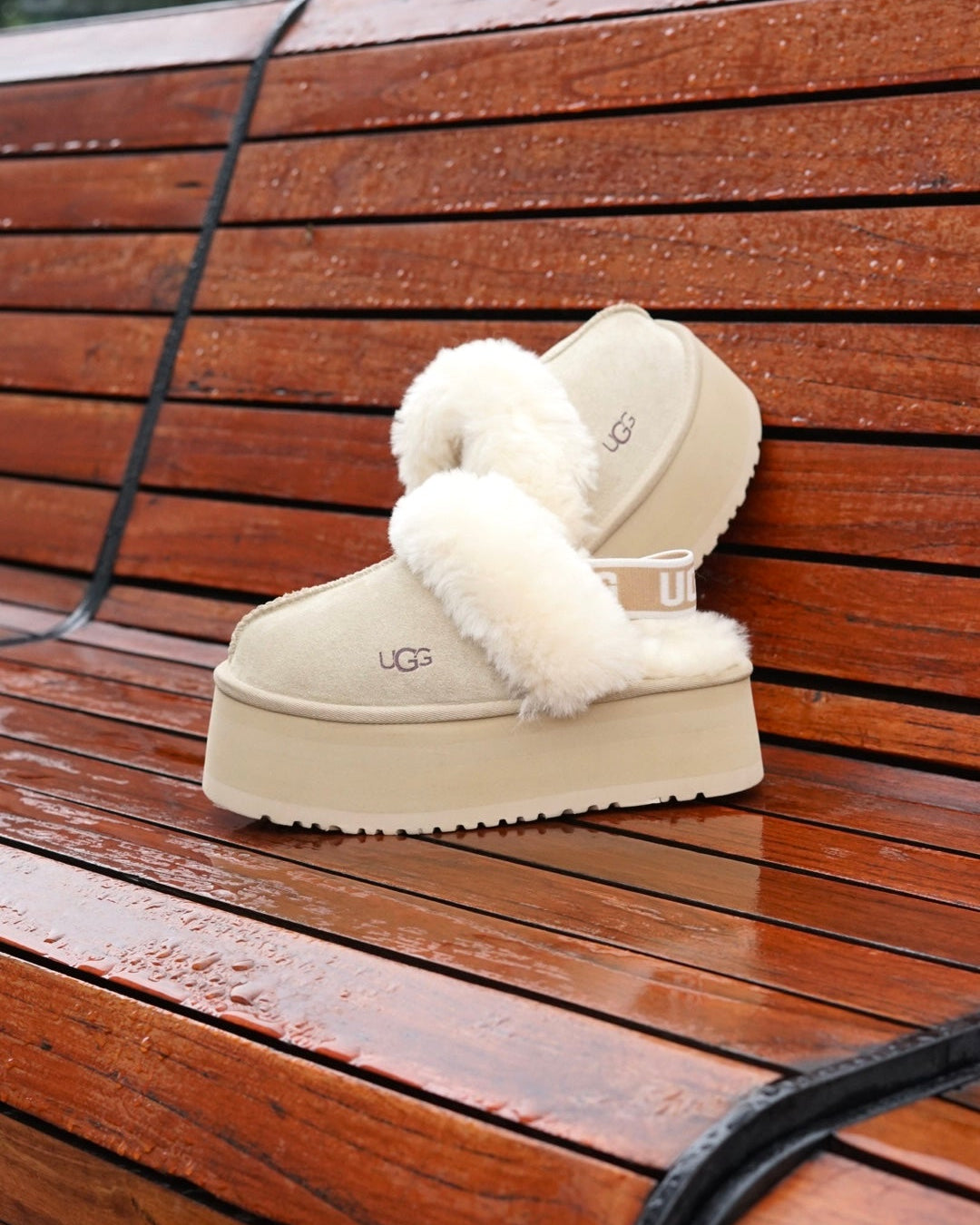 UGG Goldenstar clog beige