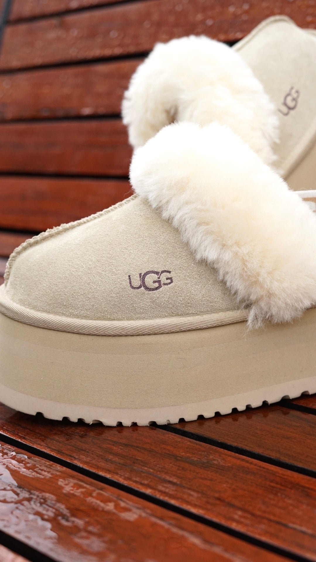 UGG Goldenstar clog beige
