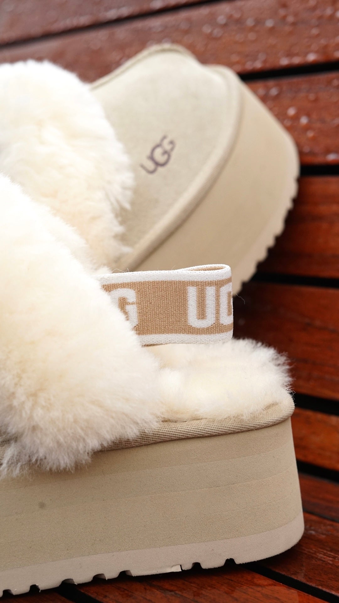 UGG Goldenstar clog beige