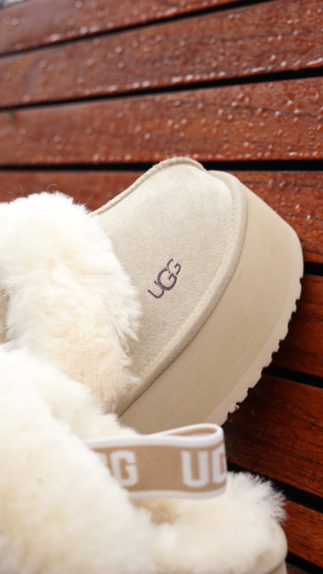 UGG Goldenstar clog beige