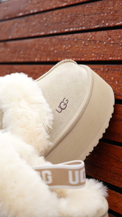 UGG Goldenstar clog beige