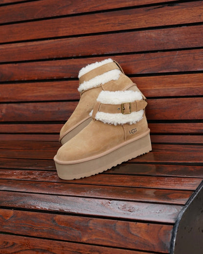UGG bota cafe