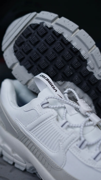 Zoom Vomero Roam Blanco-Gris