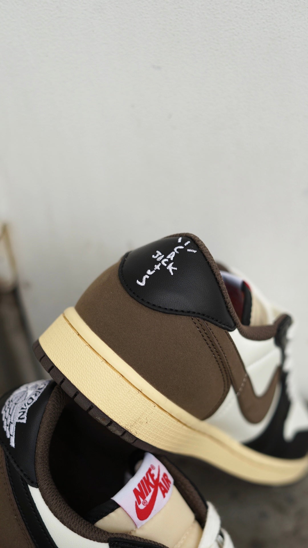 Jordan low travis cafe-blanco