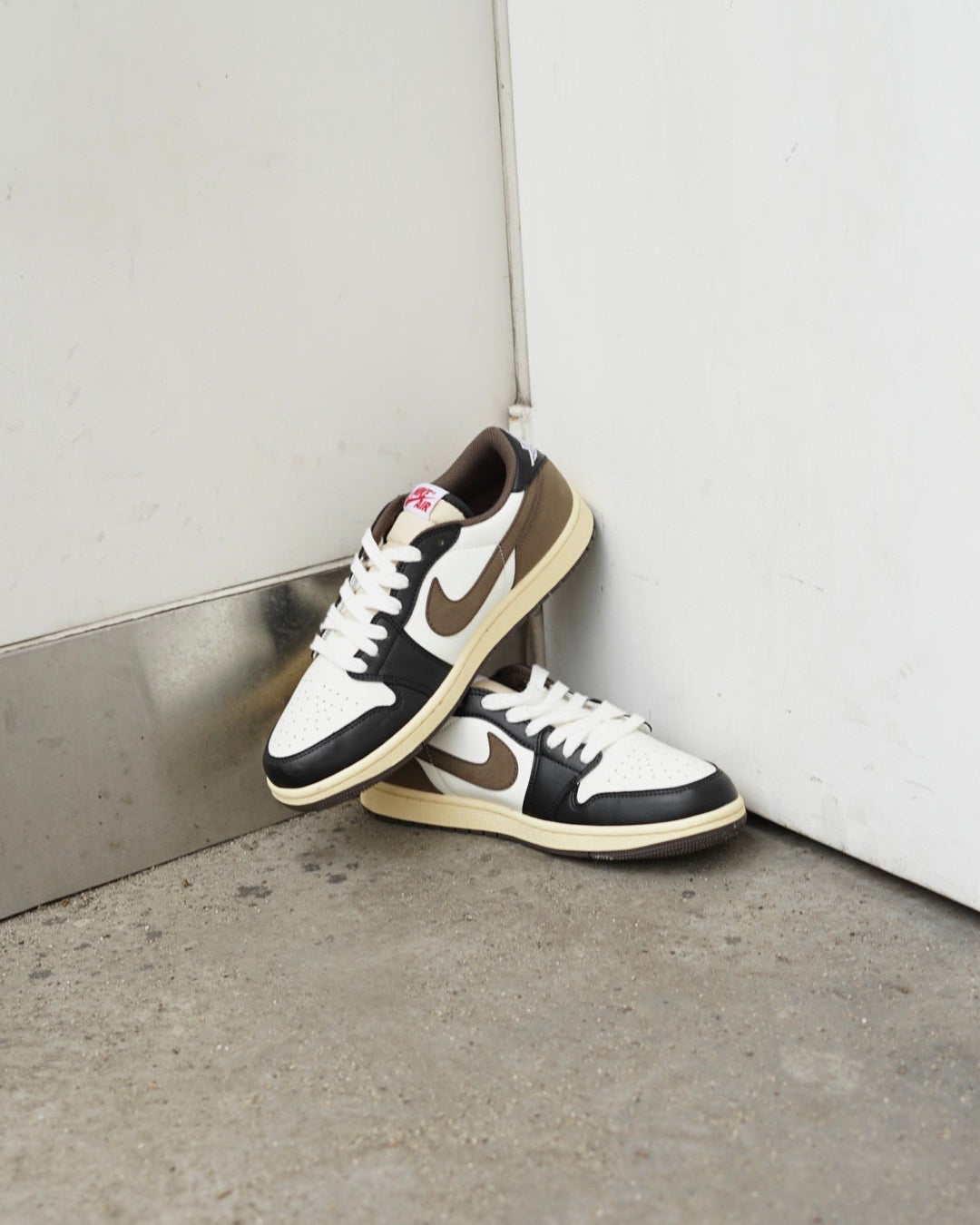 Jordan low travis cafe-blanco