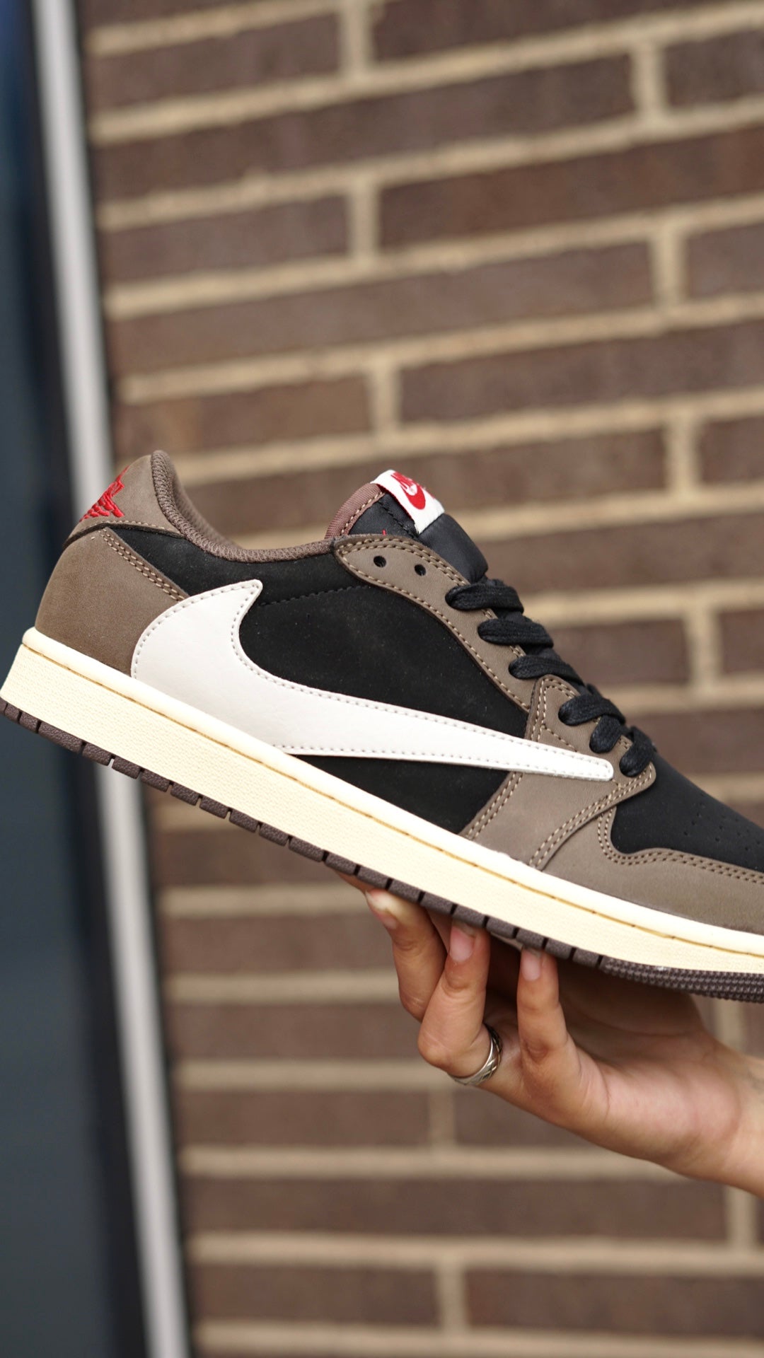 Jordan low travis cafe con negro
