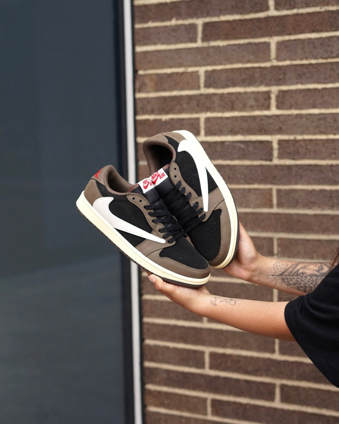 Jordan low travis cafe con negro