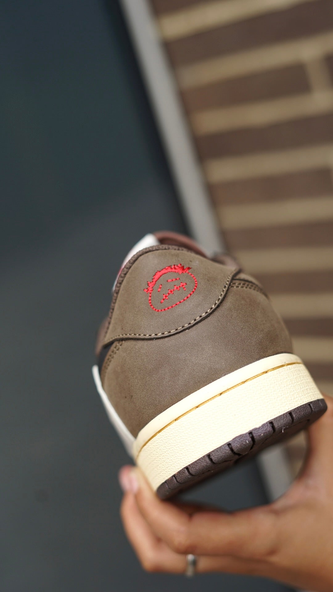 Jordan low travis cafe con negro