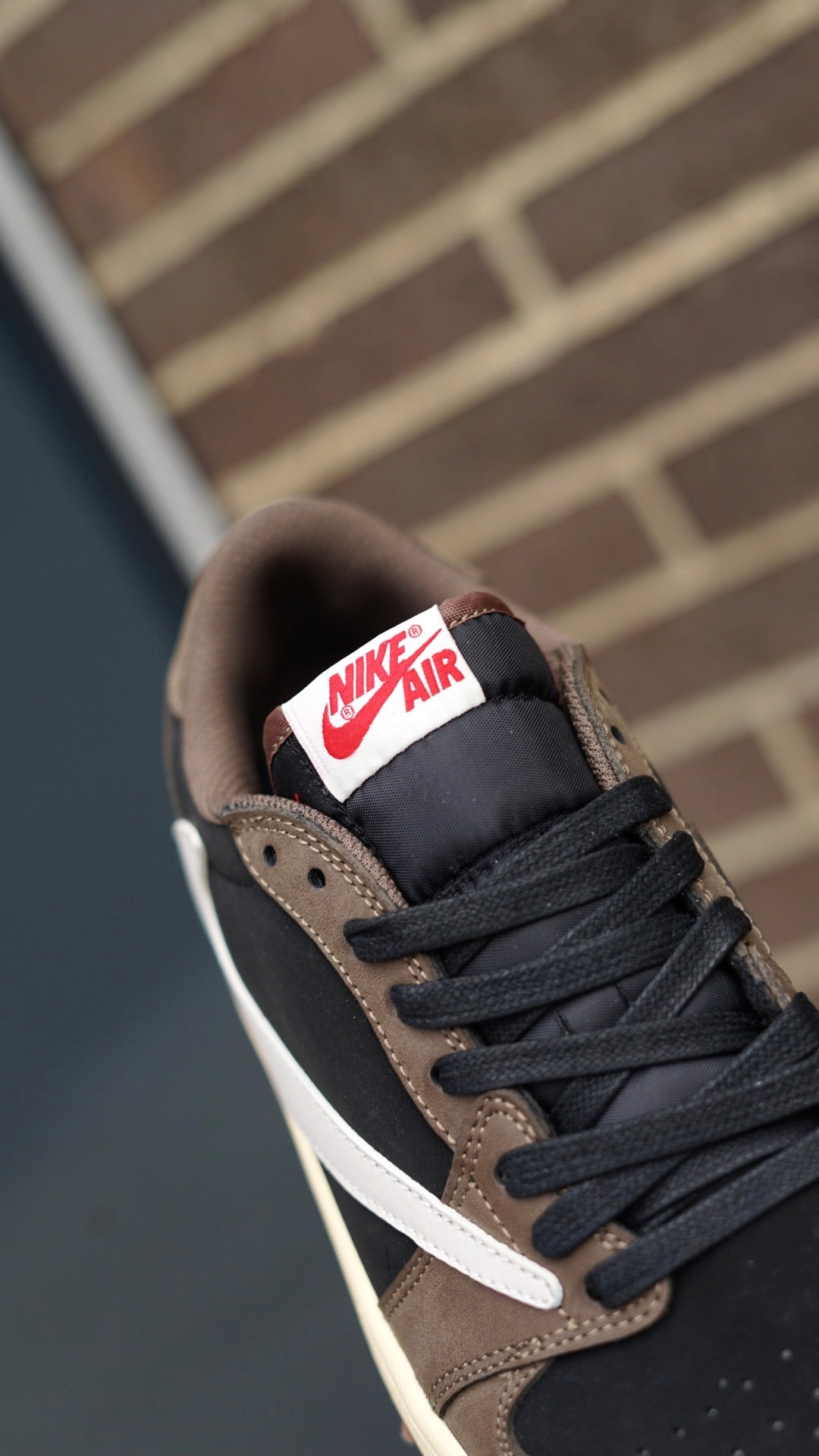 Jordan low travis cafe con negro